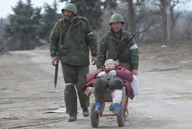 Ukraine-Krieg, Jahrestag der Invasion, Chronologie der Ereignisse, Archivbilder News Themen der Woche KW14 News Bilder des Tages DPR LPR Russia Ukraine Military Operation 8162406 10.04.2022 Servicemen of the DPR People s Militia help an elderly woman to evacuate from Mariupol, Donetsk People s Republic. Ilya Pitalev Sputnik Mariupol Donetsk People s Republic  Copyright: xIlyaxPitalevx