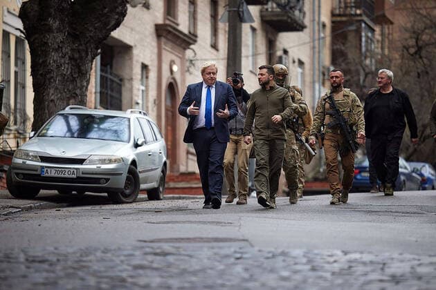 Bilder des Jahres 2022, News 04 April News Themen der Woche KW14 News Bilder des Tages British Prime Minister Boris Johnson and Ukrainian President Volodymyr Zelenskyy walk at Khreschatyk Street and Independence Square during their meeting in Kyiv, Ukraine, on Saturday on April 09, 2022.  KYV2022040903 UkrainianxPresidency