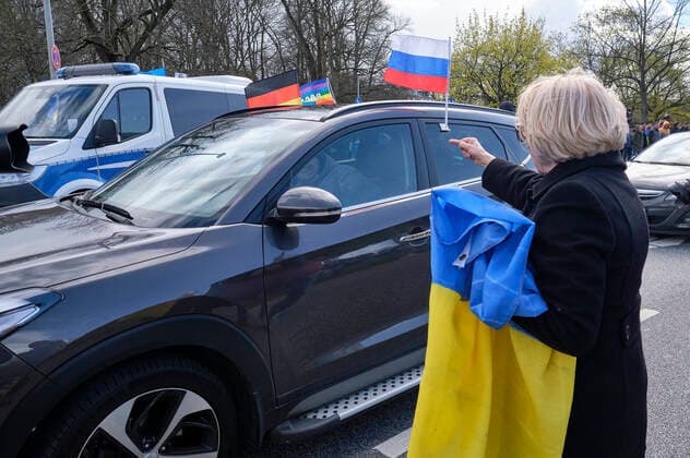 News Themen der Woche KW14 News Bilder des Tages In Hannover haben sich mehr als 600 Personen mit 350 Fahrzeugen an einem pro-russischen Autokorso beteiligt. Ihnen standen laut Polizei mindestens 3.500 Anti-Kriegs-Demonstranten gegenüber. In der Innenstadt hielt eine Sitzblockade von rund 60 Menschen die Autos nach Angaben der Polizei zwischenzeitlich auf. Hannover, 10.04.2022 *** In Hanover, more than 600 people in 350 vehicles took part in a pro-Russian motorcade They faced at least 3,500 anti-war demonstrators, according to police In the city center, a sit-in blockade of about 60 people temporarily stopped the cars, according to police Hanover, 10 04 2022 Foto:xU.xStammx xFuturexImage