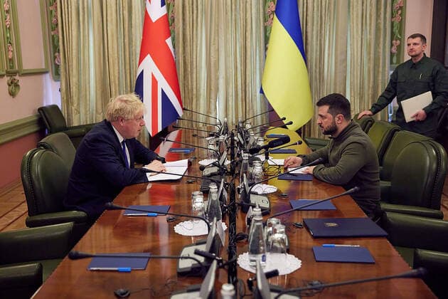 News Themen der Woche KW14 News Bilder des Tages Ukrainian President Volodymyr Zelensky (2R) speaks with British Prime Minister Boris Johnson (L) during their meeting in Kyiv, Ukraine, on Saturday on April 09, 2022.  KYV2022040911 UkrainianxPresidency
