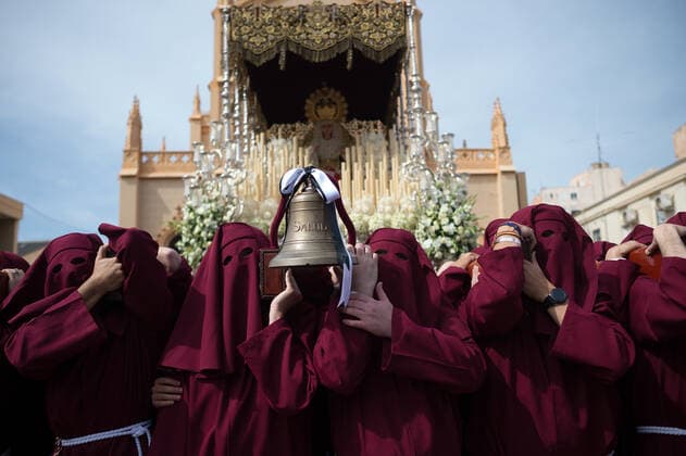 News Themen der Woche KW14 April 10, 2022, Malaga, Spain: Penitents of Salud brotherhood are seen carrying an ornate float with the statue of the Virgin Mary as they take part in a procession during the Palm Sunday, to mark the Holy Week celebrations. After two years without Holy Week due to the coronavirus pandemic, thousands of faithful wait to see the processions bearing the statues of Christ and the Virgin Mary on the streets as part of traditional Holy Week. In Andalusia, the Holy Week celebration congregates thousands of people from all countries, and it s considered one of the most important religious and cultural events of the year. Malaga Spain - ZUMAs197 20220410_zaa_s197_164 Copyright: xJesusxMeridax