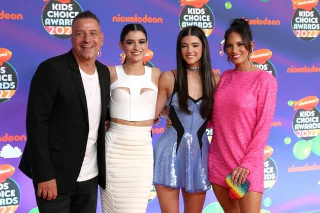 April 9, 2022, Santa Monica, CA, USA: LOS ANGELES - APR 9: Marc D Amelio, Dixie D Amelio, Charli D Amelio, Heidi D Amelio at the 2022 Kids Choice Awards at Barker Hanger on April 9, 2022 in Santa Monica, CA Santa Monica USA - ZUMAb170 20220409_zap_b170_445 Copyright: xKayxBlakex
