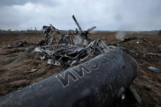 News Themen der Woche KW14 News Bilder des Tages April 10, 2022, Havronshchyna, Ukraine: A destroyed military helicopter of the Russian army lies in a field near the village Havronshchyna Kyiv region about 40 km of Kyiv. . The government of Ukraine will direct a billion hryvnias from the reserve fund to restore the regions liberated from Russian occupiers. Prime Minister Denys Shmyhal announced this on Sunday, April 10. Russia invaded Ukraine on 24 February 2022, triggering the largest military attack in Europe since World War II. Havronshchyna Ukraine - ZUMAs197 20220410_zaa_s197_340 Copyright: xSergeixChuzavkovx