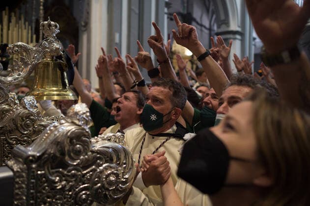 Bilder des Jahres 2022, Entertainment 04 April Entertainment Themen der Woche KW14 Entertainment Bilder des Tages April 10, 2022, Malaga, Spain: Spanish actor Antonio Banderas is seen chanting a hymn as he takes part in a procession of Lagrimas y Favores brotherhood during the Palm Sunday, to mark the Holy Week celebrations. After two years without Holy Week due to the coronavirus pandemic, thousands of faithful wait to see the processions bearing the statues of Christ and the Virgin Mary on the streets as part of traditional Holy Week. In Andalusia, the Holy Week celebration congregates thousands of people from all countries, and it s considered one of the most important religious and cultural events of the year. Malaga Spain - ZUMAs197 20220410_zaa_s197_146 Copyright: xJesusxMeridax