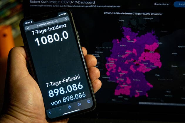 News Bilder des Tages Coronavirus in Deutschland - Covid-19-Dashboard des Robert Koch-Institut 11.04.2022: Robert Koch-Institut: 7-Tage-Inzidenz 1080,0. 7-Tage-Fallzahl 30.789 COVID-19-Fälle 22.677.986 Zugang um 30.789 gegenüber dem Vortag. COVID-19-Todesfälle 131.728 Zugang um 13 gegenüber dem Vortag.