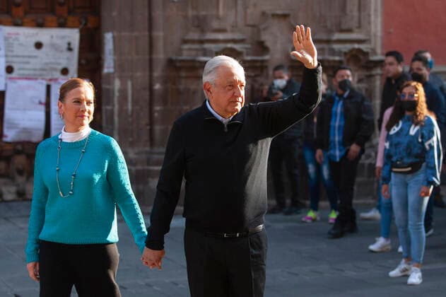 News Themen der Woche KW14 News Bilder des Tages April 10, 2022, Ciudad De Mexico, Ciudad De Mexico, USA: Sunday, April 10, 2022. This morning, President Andres Manuel Lopez Obrador, casts his vote in favor of Emiliano Zapata, at polling place 4748, located in the Old Archbishop s Palace in Mexico City. Lopez Obrador was accompanied by his wife Beatriz Gutierrez Muller, thus participating in the first Revocation of Mandate in the history of Mexico. ANTONIO NAVA PI Ciudad De Mexico USA - ZUMAp124 20220410_zaa_p124_024 Copyright: xAntonioxNavax