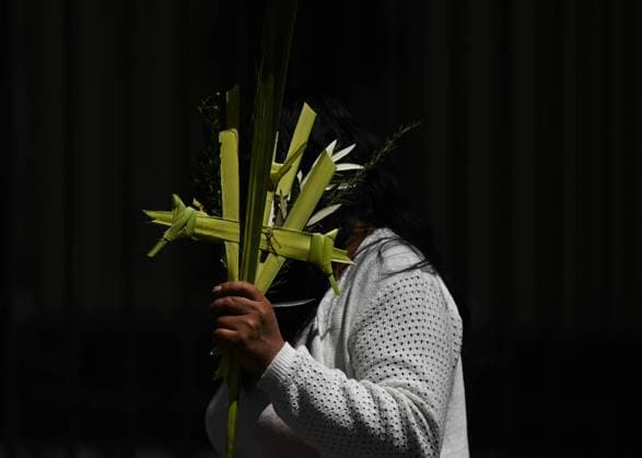IMAGO Creative: Ostern Palm Sunday Celebrations In Arequipa A woman carrying a traditional handcrafted palm used for Palm Sunday celebrations arrives at the Church of the Society of Jesus in Arequipa. After a two-year suspension due to the COVID-19 pandemic, Holy Week will be celebrated in person again in the country. Health authorities urged their citizens, national and international tourists to comply with Covid-19 measures during the celebration. On Sunday, 10 April, 2022, in Arequipa, Peru. Arequipa Peru  Copyright: xArturxWidakx originalFilename: widak-palmsund220410_npFcE.jpg