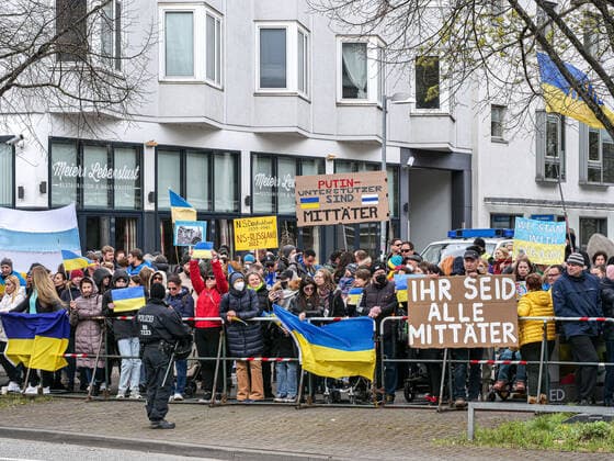 News Themen der Woche KW14 Demo gegen pro-russischen Autokorso Rund 3.500 Gegendemonstranten und Unterstützer der Ukraine demonstrierten gegen den pro-russischen Autokorso von 350 Fahrzeugen am Aegi und Waterlooplatz. Hannover, Niedersachsen, Deutschland. *** Demo against pro-Russian motorcade Around 3 500 counter-demonstrators and supporters of Ukraine demonstrated against the pro-Russian motorcade of 350 vehicles at Aegi and Waterlooplatz Hannover, Lower Saxony, Germany Copyright: xBerndxGüntherx