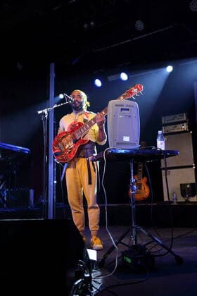 Stephen Lee Bruner alias Thundercat bei einem Konzert im Astra Kulturhaus in Berlin, 10. April 2022. Thundercat Konzert Berlin