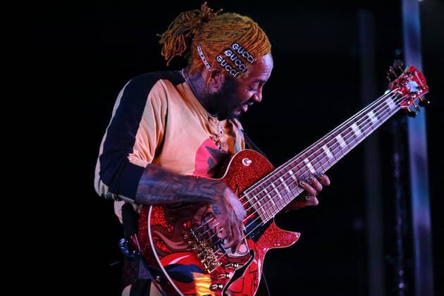 Entertainment Themen der Woche KW14 Entertainment Bilder des Tages Stephen Lee Bruner alias Thundercat bei einem Konzert im Astra Kulturhaus in Berlin, 10. April 2022. Thundercat Konzert Berlin *** Stephen Lee Bruner aka Thundercat at a concert at Astra Kulturhaus in Berlin, 10 April 2022 Thundercat concert Berlin