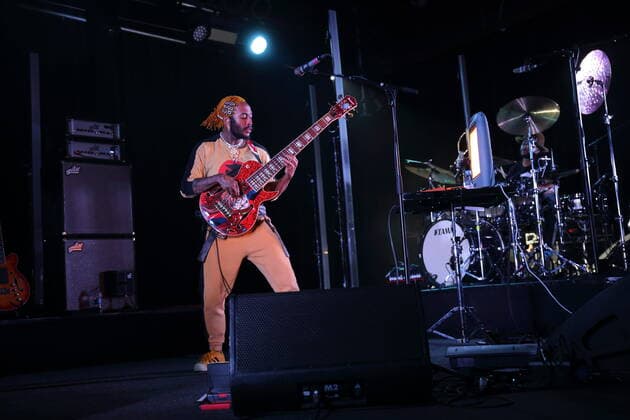 Stephen Lee Bruner alias Thundercat bei einem Konzert im Astra Kulturhaus in Berlin, 10. April 2022. Thundercat Konzert Berlin