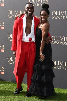 Tosh Wanogho-Maud und Carly Mercedes Dyer bei der Verleihung der Olivier Awards 2022 in der Royal Albert Hall. London, 10.04.2022
