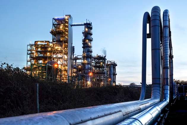 IMAGO Nature: Unsere Erde, Ressourcen, Erdöl BP Raffinerie Gelsenkirchen Gelsenkirchen, 10.04.2022 - Pipelines in der bp Ruhr Oel GmbH Raffinerie in Gelsenkirchen Horst. Durch den Krieg in der Ukraine ist Oelpreis zeitweise auf fast 140 Dollar pro Fass gestiegen. Gelsenkirchen NRW Deutschland *** BP refinery Gelsenkirchen Gelsenkirchen, 10 04 2022 pipelines at bp Ruhr Oel GmbH refinery in Gelsenkirchen Horst Due to the war in Ukraine, oil prices have temporarily risen to almost 140 dollars per barrel Gelsenkirchen NRW Germany