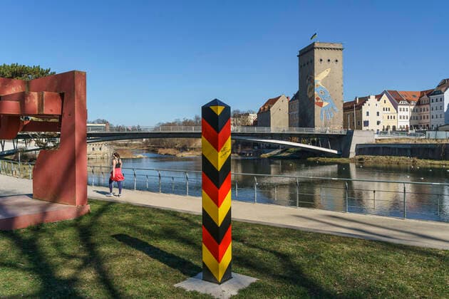 Grenzpfahl an der deutsch polnischen Grenze mit Grenzfluss Neiße, Fußgängerbrücke zwischen Görlitz und Zgorzelec, Sachsen, Grenzpfahl an der deutsch polnischen Grenze mit Grenzfluss Neiße, Joggerin, Fußgängerbrücke zwischen Görlitz und Zgorzelec, Sachsen, *** Border post at the German-Polish border with border river Neisse, pedestrian bridge between Görlitz and Zgorzelec, Saxony, border post at the German-Polish border with border river Neisse, jogger, pedestrian bridge between Görlitz and Zgorzelec, Saxony,