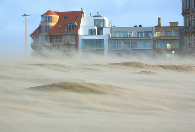 IMAGO Nature: Unsere Erde, Ressourcen, Wind Sturm am Sandstrand, Orkan Eunice, Zeynep, 18.02.2022, Belgien, Westflandern, Nieuwpoort storm on the sandy beach, Hurricane Eunice, Zeynep, 02 18 2022, Belgium, West Flanders, Nieuwpoort BLWS665845 *** Storm on the sandy beach, Hurricane Eunice, Zeynep, 02 18 2022, Belgium, West Flanders, Nieuwpoort storm on the sandy beach, Hurricane Eunice, Zeynep, 02 18 2022, Belgium, West Flanders, Nieuwpoort BLWS665845 Copyright: xblickwinkel W.xPattynx