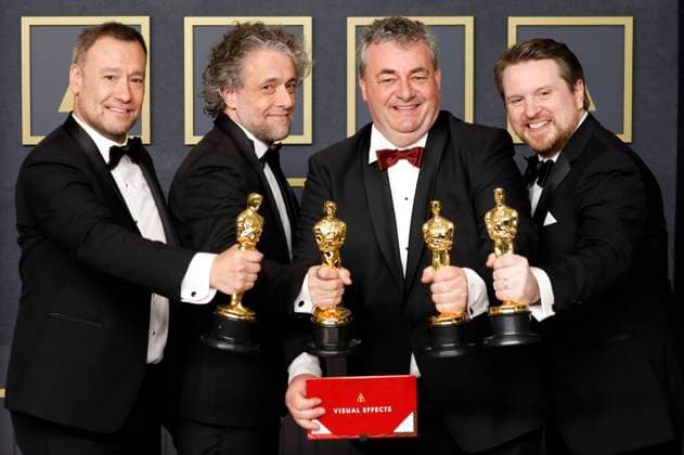 Brian Connor, Paul Lambert, Gerd Nefzer und Tristan Myles mit Oscars für die besten visuellen Effekte bei Dune im Press Room der Oscar Verleihung 2022 94th Annual Academy Awards im Hollywood & Highland Center. Los Angeles, 27.03.2022 *** Brian Connor, Paul Lambert, Gerd Nefzer and Tristan Myles with Oscars for best visual effects on Dune in the press room at the 2022 94th Annual Academy Awards at Hollywood Highland Center Los Angeles, 27 03 2022 Foto:xD.xBedrosianx xFuturexImage