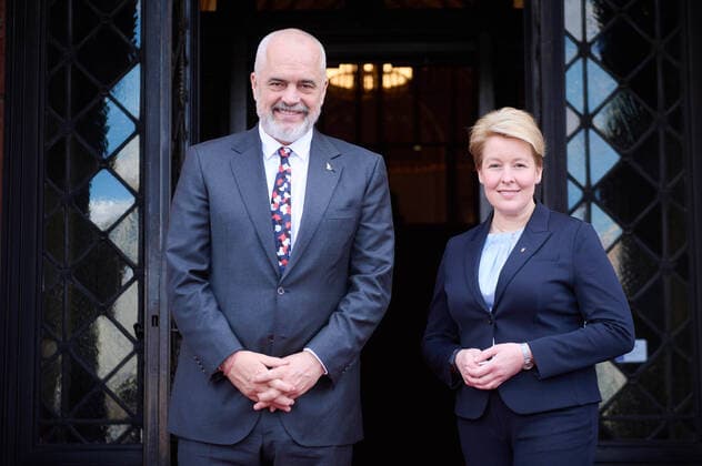 News Themen der Woche KW15 News Bilder des Tages Franziska Giffey trifft den Ministerpräsidenten von Albanien Die Regierende Bürgermeisterin von Berlin Franziska Giffey trifft am 11.04.2022 den Ministerpräsidenten von Albanien Edi Rama mit anschließender Einzeichnung in das Goldene Buch von Berlin und Gespräch im Roten Rathaus in Berlin. Berlin Rotes Rathaus Berlin Deutschland