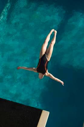 IMAGO Creative: 2022 Favoriten IMAGO Creative: Sport Dichotomien - Land und Wasser Female Swimmer Diving In Midair, model released, , property released, , 9871502.jpg, Outdoors, Elevated View, Full Length, Arms Outstretched, Jumping, Mid-Air, 20-25 Years, Young Adult Woman, 1 Person, People, Vitality, Fitness, Balance, Skill, Swimwear, Diving Board, One Piece Swimsuit, Swimming Pool, Swimmer, Diving, Leisure Activities, Sport, Agility, Motion, Concentration, Whites, Upside Down,
