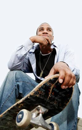 IMAGO Creative: 2022 Favoriten IMAGO Creative: Sport Dichotomien - Land und Wasser African American Man With Skateboard, model released, , 9872792.jpg, Adolescence, Stylish, 18-19 years, 20-25 years, African Americans, Young adult man, Overcast sky, Skateboard, Skateboarder, Half-length, Leisure, Outdoors, Recreation, View from below, 1, Photography, sports gear, skate board, athletic gear, Sports equipment, skater, overcast skies, skies, Sky, cloudy, overcast, cloudy sky, guys, guy, young men, young man, young, man, Young adults, Men, Males, Adults, early twenties, early 20s, twentysomething, twenties, 20s adult, style, fashionable, below, low angle view, low angle, recreational, pastime, outside, leisure time, free time, activities, leisure activity, leisure activities, activity, ethnic, african american ethnicity, bla