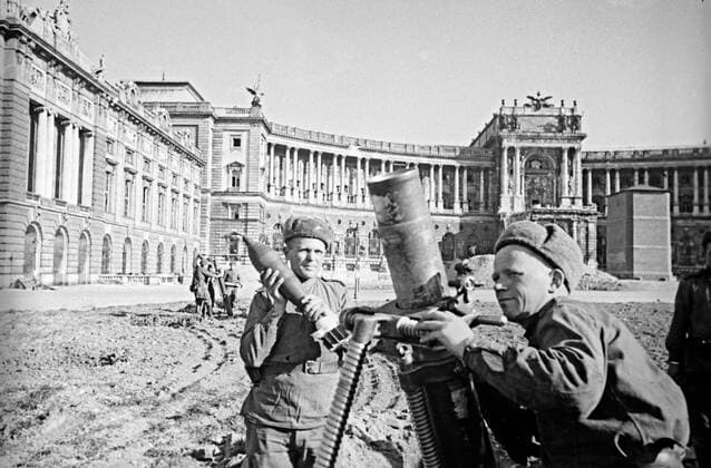 Soviet mortar men fire from the Hofburg Palace square 605484 11.04.1945 WWII (1939-1945). Soviet mortar men fire from the Hofburg Palace square. Haldei Sputnik Vienna Austria  Copyright: xHaldeix