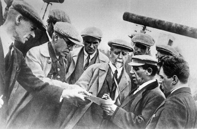 Academician Krzhyzhanovsky 6007 11.04.1932 Academician Gleb Krzhyzhanovsky center with beard with Uralmashzavod workers in Sverdlovsk during visiting session of the Soviet Academy of Sciences. Valentine Shiyanovsky Sputnik Yekaterinburg Russia  Copyright: xValentinexShiyanovskyx