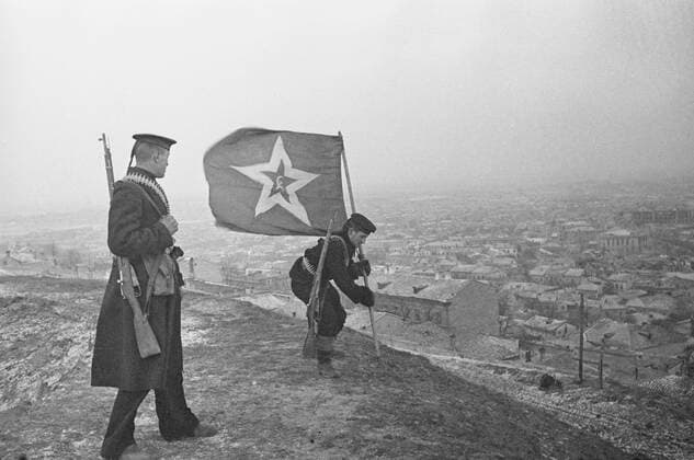 WWII SEAMEN LIBERATION KERCH MITRIDAT 62638 11.04.1944 Marine landing troops raising a flag, the symbol of liberation of Kerch from Nazis, on Mitridat Mountain. Haldei Sputnik Kerch Crimean ASSR USSR  Copyright: xHaldeix