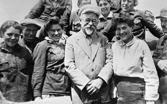 GRIGORY PETROVSKY 6782 11.04.1935 Soviet politician Grigory Petrovsky (center) with tractor driver Pasha Angelina and her team workers. RIA Novosti Sputnik Donetsk region Ukraine  Copyright: xRIAxNovostix
