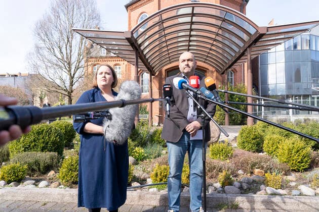 Klausur des Bundesvorstandes von Bündnis90 Die Grünen in Husum Pressestatement zum Rücktritt der Bundesministerin Anne Spiegel - Ricarda Lang, Bundesvorsitzende und Omid Nouripour, Bundesvorsitzender;Klausur des Bundesvorstandes von Bündnis90 Die Grünen in Husum Pressestatement zum Rücktritt der Bundesministerin Anne Spiegel - Ricarda Lang, Bundesvorsitzende und Omid Nouripour, Bundesvorsitzender, Husum Schleswig-Holstein Deutschland Hotel Altes Gymnasium