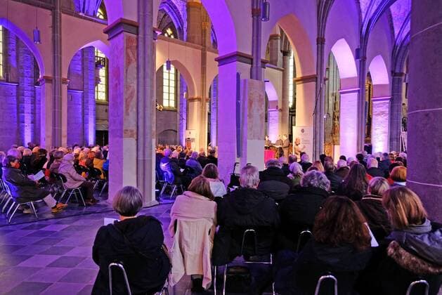 Benefizkonzert in St. Kornelius Aachen-Kornelimünster, 10.04.2022: Benefizkonzert der Reihe Grundton D mit dem Vokalensemble Singer Pur in der ehemaligen Abteikirche St. Kornelius, die im Juli 2021 vom Hochwasser stark geschädigt wurde. Veranstalter waren die Kulturinitiative Kornelimünster, der Deutschlandfunk und die Deutsche Stiftung Denkmalschutz. Das Programm bestand aus geistlicher Vokalmusik aus Deutschland und dem Baltikum. Denkmalschutz-Plakat: Wir erhalten Einzigartiges. Aachen Kornelimünster NRW Deutschland
