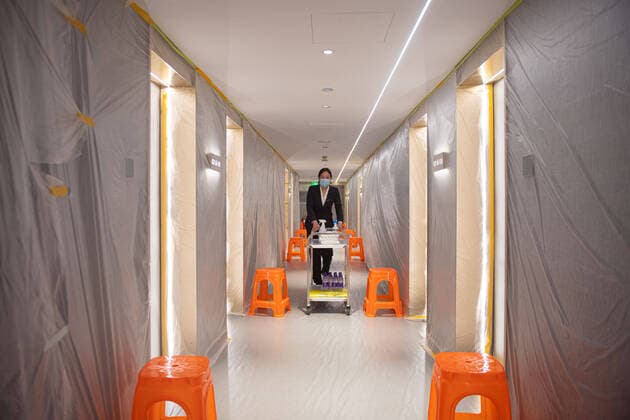 Coronavirus, Eindrücke aus China (220411) -- HANGZHOU, April 11, 2022 -- A staff member delivers daily necessities to quarantine rooms in a hotel in Hangzhou, east China s Zhejiang Province, April 11, 2022. The city of Hangzhou has offered quarantine rooms to aid Shanghai during its COVID-19 resurgence. The rooms are being used to isolate people who are close contacts and secondary close contacts of COVID-19 cases in Shanghai. Humanistic care has been strengthened at isolation sites, focusing on life security, medical services, mental health counseling and personalized services. ) CHINA-ZHEJIANG-HANGZHOU-COVID-19-QUARANTINE (CN) JiangxHan 