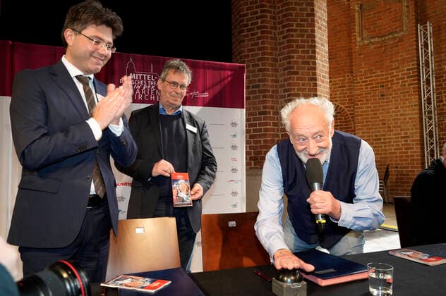 Bilder des Jahres 2022, Entertainment 04 April Entertainment Themen der Woche KW15 Entertainment Bilder des Tages Robert Reck, Ralf Schönemann und Dieter Hallervorden bei der Pressekonferenz zur Eröffnung des Mitteldeutschen Theater in der Marienkirche Dessau in der Marienkirche. Dessau, 11.04.2022 *** Robert Reck, Ralf Schönemann and Dieter Hallervorden at the press conference for the opening of the Central German Theater in the Marienkirche Dessau in the Marienkirche Dessau, 11 04 2022 Foto:xT.xBartillax xFuturexImage