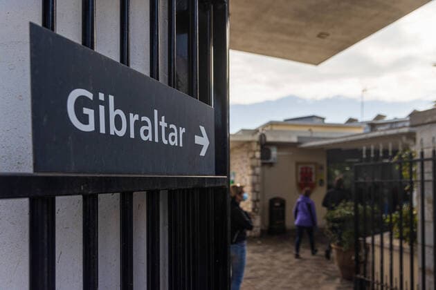 GIBRALTAR - APRIL 9, 2022: Border crossing for pedestrians from Spain to Gibraltar. Sign indicating the way to Gibraltar at the border crossing Gibraltar GBX *** GIBRALTAR 9. APRIL 2022 Grenzübergang für Fußgänger von Spanien nach Gibraltar Schild, das den Weg nach Gibraltar am Grenzübergang Gibraltar anzeigt GBX Copyright: xx
