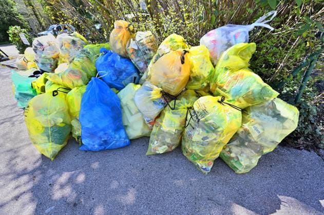 Richtige Mülltrennung bedeutet Fitness für die Umwelt. Volle Gelbe Säcke liegen zur Abholung bereit. Bad Reichenhall Bayern Deutschland *** Proper waste separation means fitness for the environment Full yellow bags are ready for collection Bad Reichenhall Bavaria Germany Copyright: xRolfxPossx