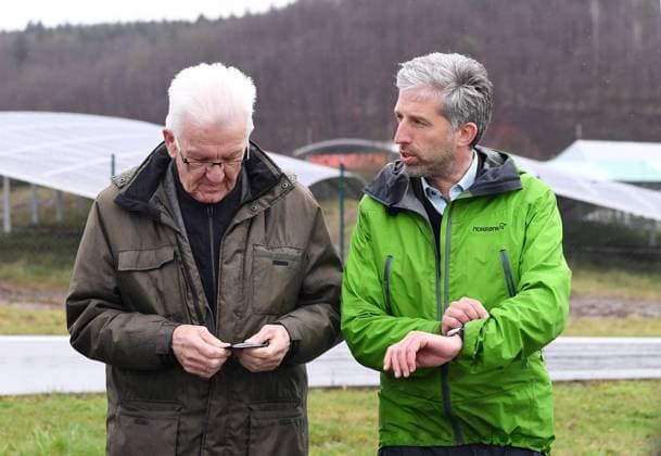 Tuebingen 07.04.2022 Der Oberbuergermeister Boris Palmer (re, Die Gruenen) und Ministerpraesident Winfried Kretschmann (li, Die Gruenen) bei einem Besichtigungstermin der Photovoltaikanlage, Lustnauer Ohren, in Tuebingen an der B 28. *** Tuebingen 07 04 2022 Mayor Boris Palmer r, The Greens and State Premier Winfried Kretschmann li, The Greens at an inspection of the photovoltaic plant, Lustnauer Ohren, in Tuebingen on the B 28 ULMER
