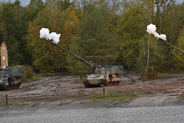 Panzerhaubitze 2000 der Bundeswehr Die Panzerhaubitze 2000 während einer Gefechtsvorführung im scharfen Schuss. Sie ist die modernste Panzerhaubitze der Bundeswehr Bergen Niedersachsen Deutschland *** Bundeswehr howitzer 2000 The howitzer 2000 during a combat demonstration in live fire It is the most modern howitzer of the Bundeswehr Bergen Lower Saxony Germany