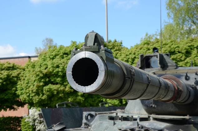 Kampfpanzer Leopard 1 Dieser Kampfpanzer Leopard 1 ist für die Belgische Landcomponent im Einsatz.Der Kampfpanzer Leopard 1 ist der erste, von Deutschland entwickelte Kampfpanzer nach dem 2. Weltkrieg. Er wurde in vielen Varianten in der Bundeswehr eingesetzt. Er wurde von Rheinmetall und Kraus Maffei Wegmann gebaut. Leopoldsburg Belgien *** Leopard 1 main battle tank This Leopard 1 main battle tank is in service for the Belgian Landcomponent The Leopard 1 main battle tank is the first main battle tank developed by Germany after World War 2 It was used in many variants in the Bundeswehr It was built by Rheinmetall and Kraus Maffei Wegmann Leopoldsburg Belgium
