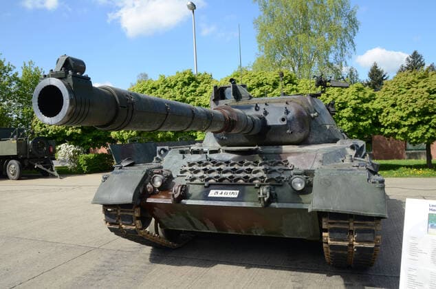 Kampfpanzer Leopard 1 Dieser Kampfpanzer Leopard 1 ist für die Belgische Landcomponent im Einsatz.Der Kampfpanzer Leopard 1 ist der erste, von Deutschland entwickelte Kampfpanzer nach dem 2. Weltkrieg. Er wurde in vielen Varianten in der Bundeswehr eingesetzt. Er wurde von Rheinmetall und Kraus Maffei Wegmann gebaut. Leopoldsburg Belgien *** Leopard 1 main battle tank This Leopard 1 main battle tank is in service for the Belgian Landcomponent The Leopard 1 main battle tank is the first main battle tank developed by Germany after World War 2 It was used in many variants in the Bundeswehr It was built by Rheinmetall and Kraus Maffei Wegmann Leopoldsburg Belgium