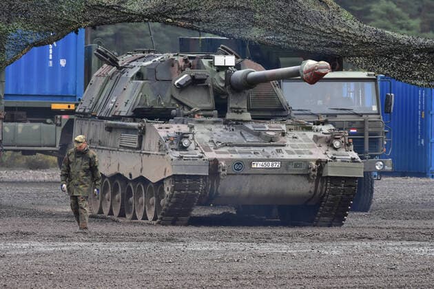 Panzerhaubitze 2000 der Bundeswehr Die Panzerhaubitze 2000 während einer Gefechtsvorführung. Sie ist die modernste Panzerhaubitze der Bundeswehr Bergen Niedersachsen Deutschland *** Bundeswehr howitzer 2000 The howitzer 2000 during a combat demonstration It is the most modern howitzer of the Bundeswehr Bergen Lower Saxony Germany