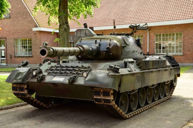 Kampfpanzer Leopard 1 Dieser Kampfpanzer Leopard 1 ist für die Belgische Landcomponent im Einsatz.Der Kampfpanzer Leopard 1 ist der erste, von Deutschland entwickelte Kampfpanzer nach dem 2. Weltkrieg. Er wurde in vielen Varianten in der Bundeswehr eingesetzt. Er wurde von Rheinmetall und Kraus Maffei Wegmann gebaut. Leopoldsburg Belgien *** Leopard 1 main battle tank This Leopard 1 main battle tank is in service for the Belgian Landcomponent The Leopard 1 main battle tank is the first main battle tank developed by Germany after World War 2 It was used in many variants in the Bundeswehr It was built by Rheinmetall and Kraus Maffei Wegmann Leopoldsburg Belgium