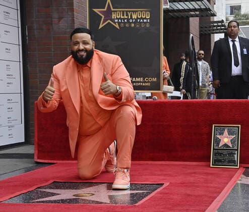 Bilder des Jahres 2022, Entertainment 04 April Entertainment Themen der Woche KW15 Entertainment Bilder des Tages DJ Khaled gives thumbs up during an unveiling ceremony honoring him with the 2,719th star on the Hollywood Walk of Fame on Monday, April 11, 2022 in Los Angeles.  LAP2022041117 JIMxRUYMEN