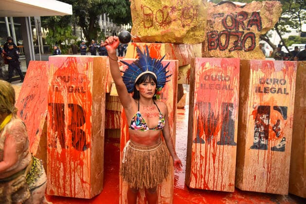 Bilder des Jahres 2022, News 04 April News Themen der Woche KW15 News Bilder des Tages BRASÍLIA, DF - 11.04.2022: ATO INDIGENA CONTRA O GARIMPO ILEGAL - This Monday (11) indigenous people encamped in Brasília at the Terra Livre camp, perform a March (blood gold) act on the Esplanada dos Ministérios and in front of the Ministry of Mines and Energy. x2191280x  AntonioxMolina