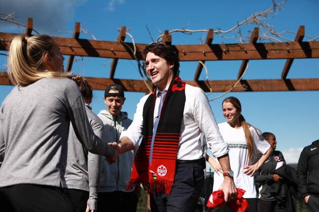 April 11, 2022, LANGFORD, BC, CAN: Prime Minister Justin Trudeau stops in for a surprise visit to the women s national soccer team warmup while at Bear Mountain Resort to wish them good luck before their game tonight in Langford, B.C., Monday, April 11, 2022. LANGFORD CAN  - ZUMAc35_ 20220411_zaf_c35_084 Copyright: xChadxHipolitox