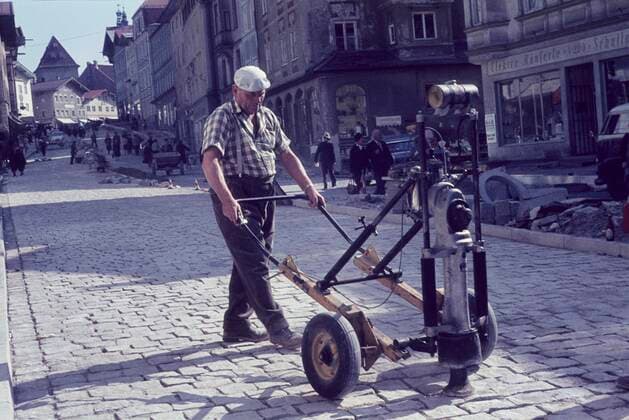  Pflasterarbeiten Markstraße Bad Tölz, historisch, Sechziger Jahre, 60er Jahre, Verkehr, KfZ, Autoverkehr, Straßenarbeiter, Straßenbelag, ung, Rüttelmaschine, Klopfmaschine, maschine, Granitpflaster, Granitpflasterung, Hauptstraße, Sehenswürdigkeit, Straßenarbeiten, Machineneinsatz, Bad Tölz, Isarwinkel, Oberbayern, Bayern, Deutschland, Europa *** Paving work Markstraße Bad Tölz, historical, sixties, 60s, traffic, motor vehicle, car traffic, road worker, road surface, ung, vibrating machine, tapping machine, machine, granite paving, granite paving, main street, sight, road work, machine use, Bad Tölz, Isarwinkel, Upper Bavaria, Bavaria, Germany, Europe Copyright: imageBROKER/AugustxLautenbacher ibltoh08201600.jpg