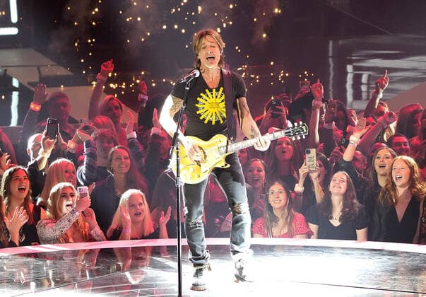 Bilder des Jahres 2022, Entertainment 04 April Entertainment Themen der Woche KW15 Entertainment Bilder des Tages April 11, 2022, Nashville, TN, USA: Keith Urban performs at the 2022 CMT Music Awards at Nashville Municipal Auditorium on April 11, 2022 in Nashville, Tennessee. Nashville USA - ZUMAs181 20220411_zea_s181_150 Copyright: xImagespacex
