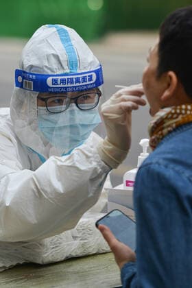Coronavirus, Eindrücke aus China April 12, 2022, Fuyang, Anhui, China: A medical worker performs COVID-19 nucleic acid test on a resident at a controlled area in Fuyang. The Chinese mainland on Monday reported 1,251 locally transmitted confirmed COVID-19 cases, the National Health Commission s Tuesday report showed. Of the new local confirmed cases, 994 were reported in Shanghai, while 171 were reported in Jilin. Fuyang China - ZUMAs197 20220412_zaa_s197_006 Copyright: xSheldonxCooperx