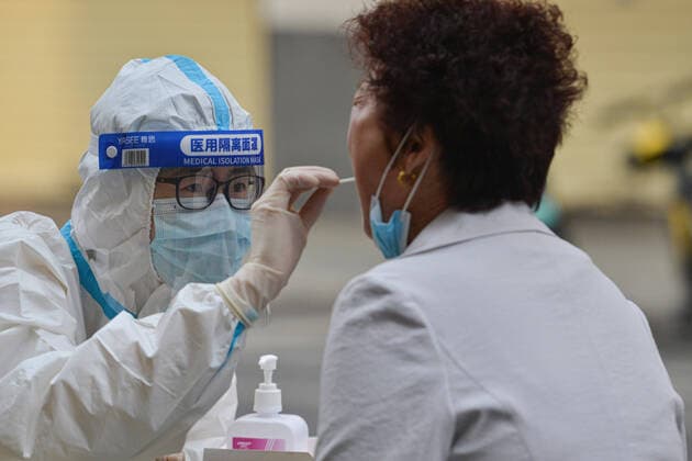 Coronavirus, Eindrücke aus China April 12, 2022, Fuyang, Anhui, China: A medical worker performs COVID-19 nucleic acid test on a resident at a controlled area in Fuyang. The Chinese mainland on Monday reported 1,251 locally transmitted confirmed COVID-19 cases, the National Health Commission s Tuesday report showed. Of the new local confirmed cases, 994 were reported in Shanghai, while 171 were reported in Jilin. Fuyang China - ZUMAs197 20220412_zaa_s197_009 Copyright: xSheldonxCooperx