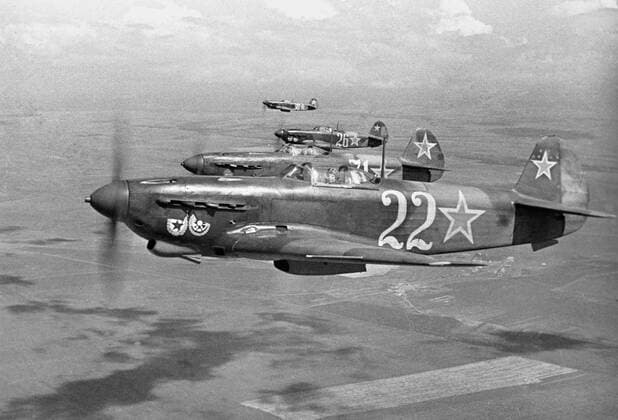 Great Patriotic War 613865 12.04.1944 The Great Patriotic War of 1941-45, The Black Sea Fleet. Fighter planes of the Red Banner aviation regiment in the sky over Sevastopol, 1944. Haldei Sputnik Sevastopol Crimean ASSR USSR  Copyright: xHaldeix