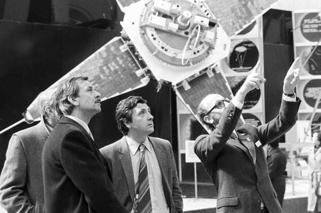 At VDNKh 828265 12.04.1982 Participants of the International Coordination Group for Implementation of the Cospas-Sarsat Satellite Search and Rescue System Project. In the Space Pavilion, VDNKh. From left: Eg. Anderson (Great Britain), G. Brachet and D. Ludwig (France). Vladimir Rodionov Sputnik Moscow Russia  Copyright: xVladimirxRodionovx