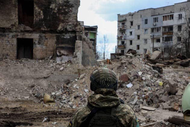 News Themen der Woche KW15 Russia s Invasion Of Ukraine A military man looks at the rubbles of buildings destroyed by Russian shelling, amid Russia s Invasion of Ukraine, in Borodyanka, Kyiv region, Ukraine, April 11, 2022. Kyiv Ukraine  Copyright: xSergiixKharchenkox originalFilename: kharchenko-notitle220411_np1m4.jpg