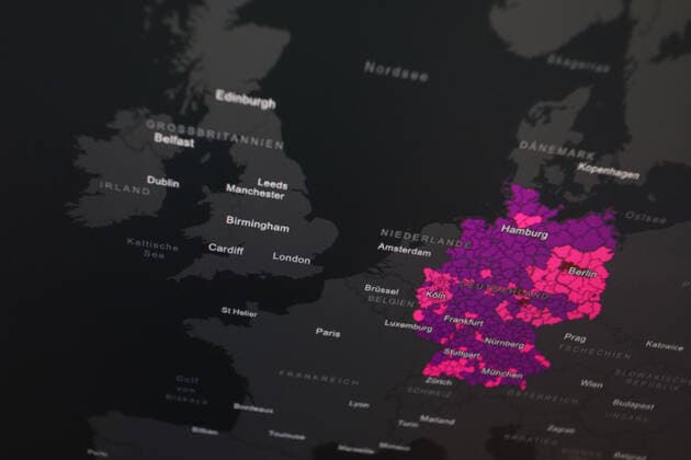 Dashboard des RKI, die 7-Tage-Inzidenz liegt nun bei 1087,2 7-Tage-Inzidenz, Dashboard des RKI auf einem Monitor am 12.04.2022 in Siegen Deutschland.